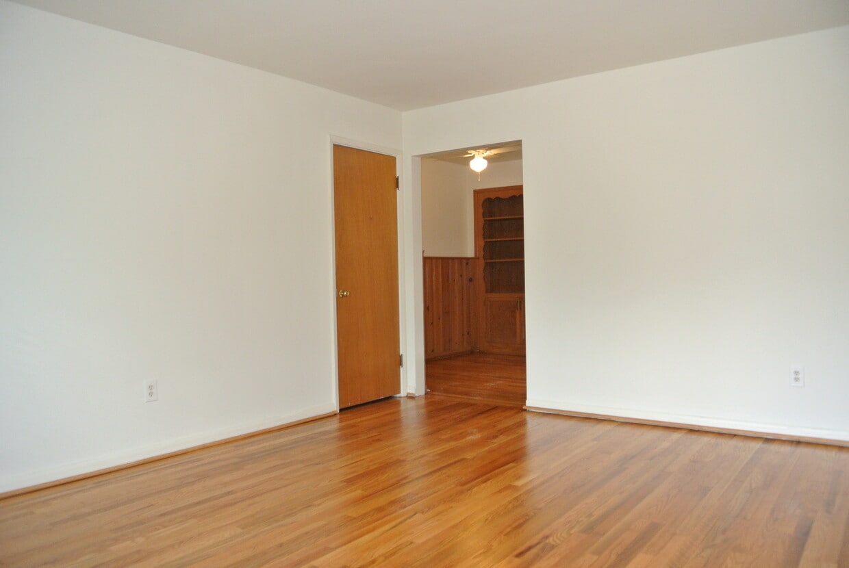 living room view into dining/desk area - 2935 Linwood Ave
