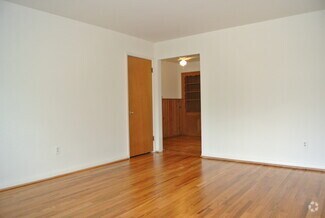 Building Photo - 2935 Linwood Ave