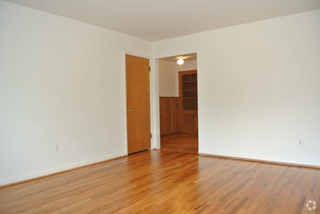 Building Photo - 2935 Linwood Ave