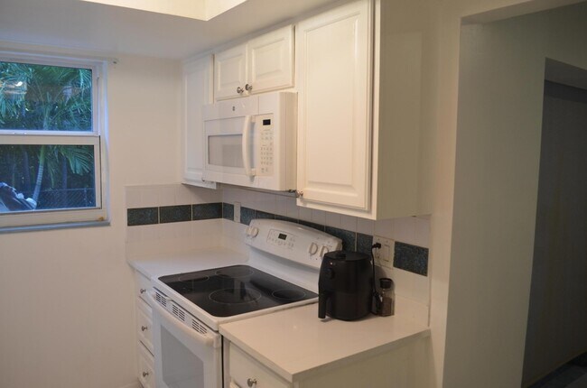 Building Photo - 658 NE 6th Ct