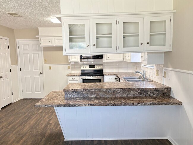 Foto del edificio - 4 Bed 2 Bath Remodeled Home in Miller Elementary Zone with Solar Panels