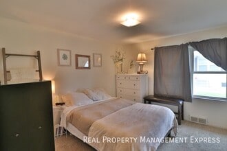 Building Photo - Spacious 1 bedroom 1 bathroom in a great n...