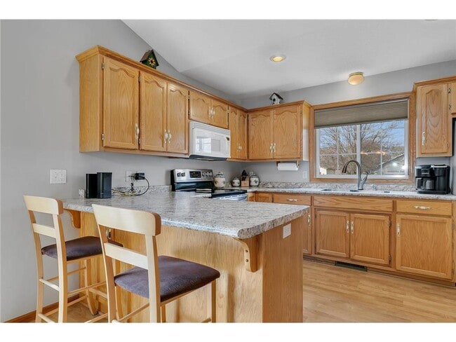 Building Photo - 304 7th Ave S