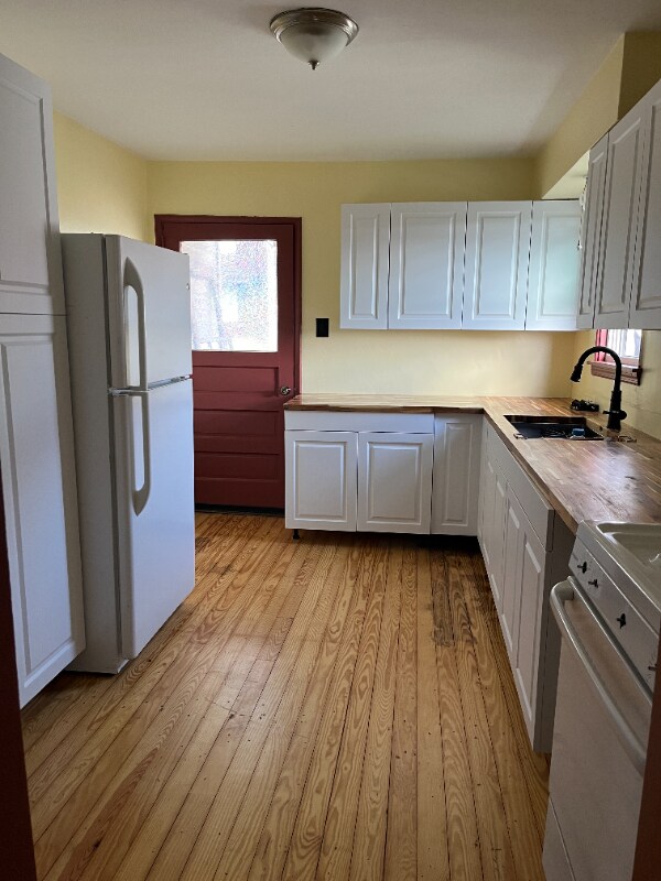 210 Locust St Unit 3, Mount Oliver, PA 15210 Room for Rent in Mount