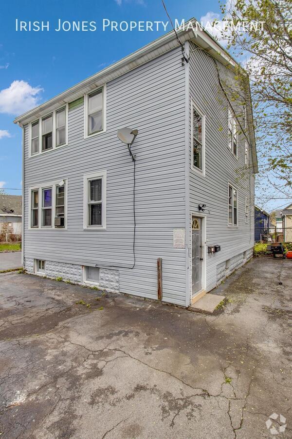 Building Photo - 175 Freund St