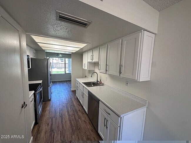 Building Photo - 4501 E Juniper Ave