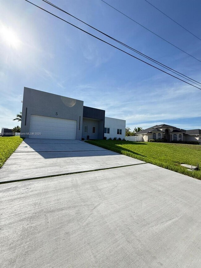 Building Photo - 5 SW 26th Pl