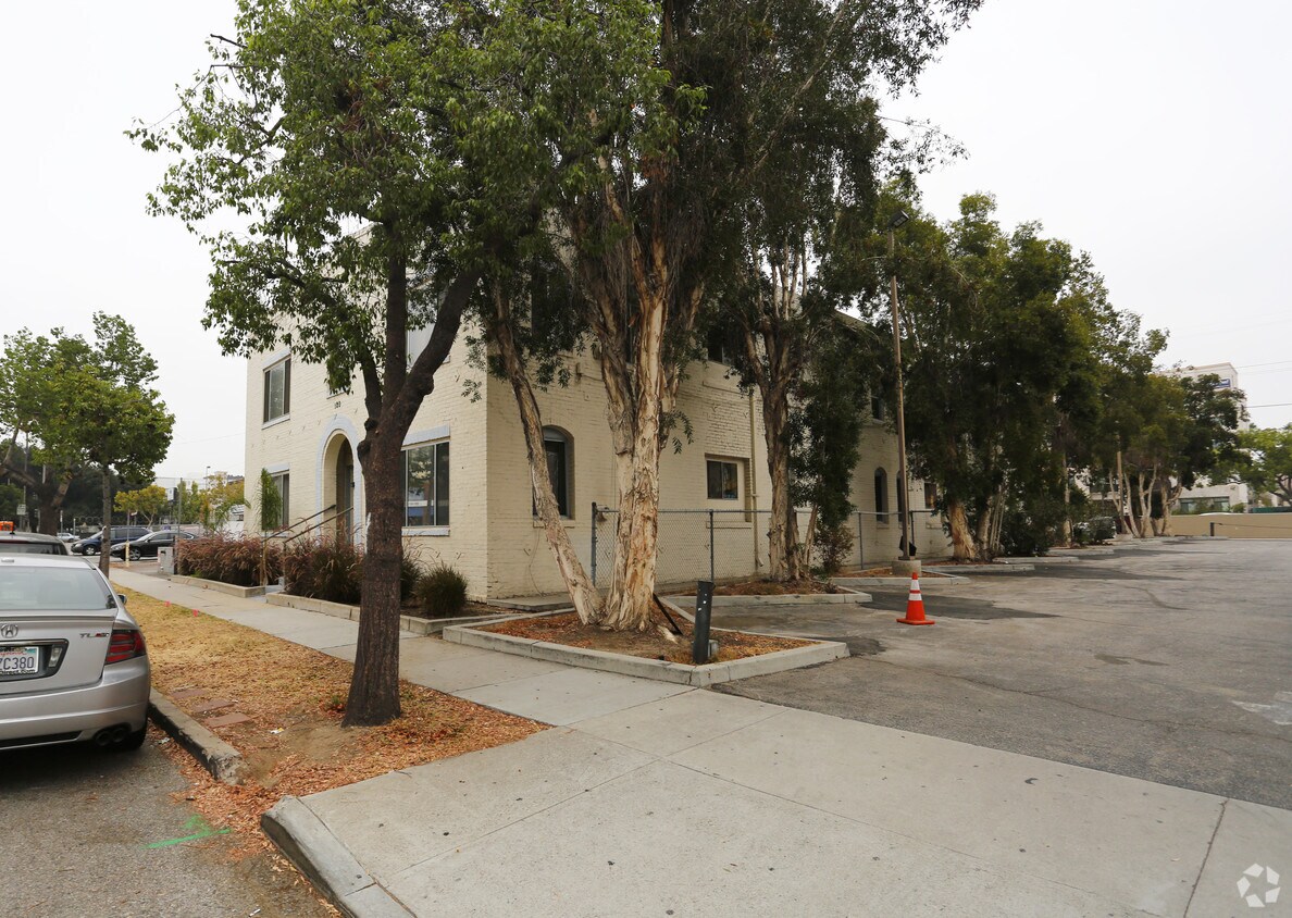 Building - 120 S Louise St
