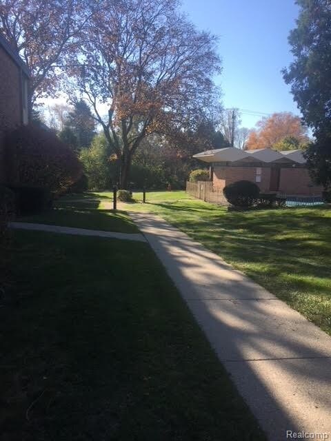 Foto del edificio - 4043 W Maple Rd