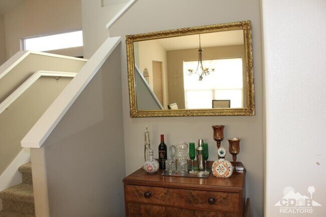 Foto del edificio - 52082 Rosewood Ln