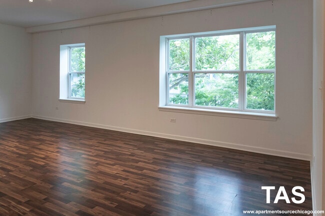 Building Photo - 1544 W Glenlake Ave