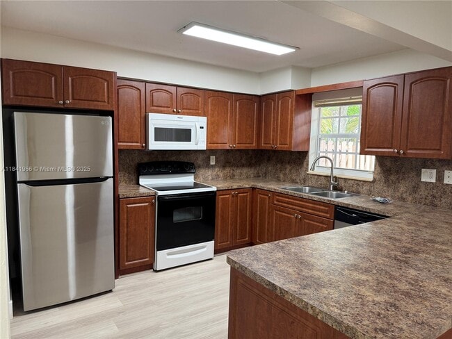 Building Photo - 10330 SW 154th Ct