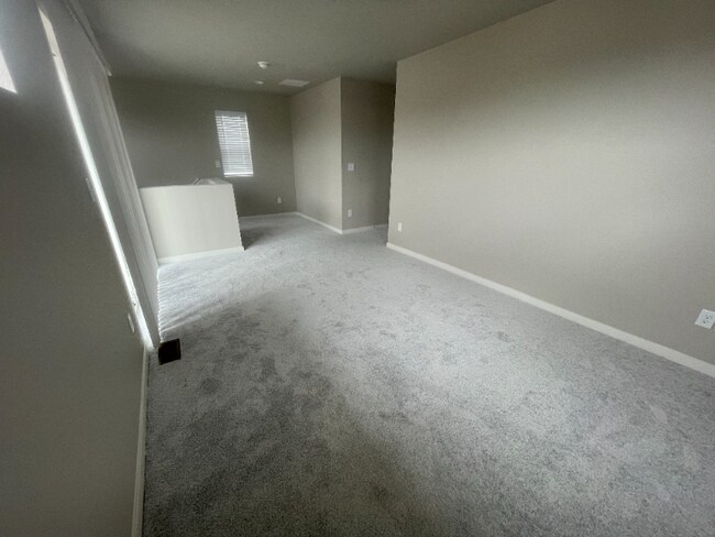 Foto del edificio - 5748 Thurless Ln