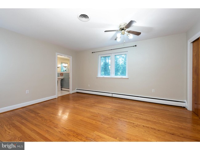 Building Photo - 18 Robins Ln