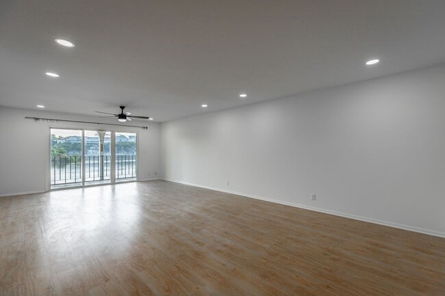 Building Photo - 2 Bedroom 2 Bath in Northshore