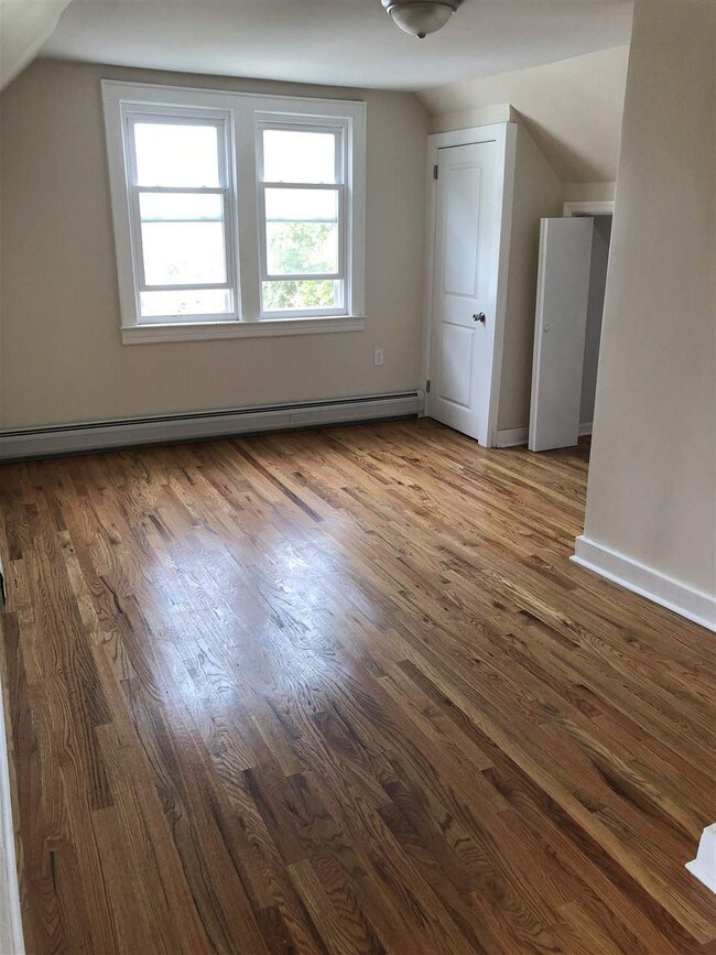 Building Photo - 27 E 3rd St