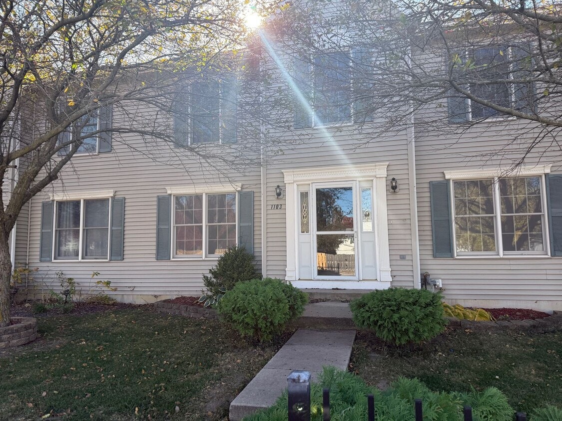 Primary Photo - Beautiful 3B 2.5 bathroom townhouse in Normal