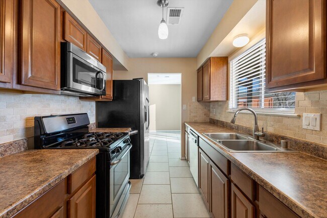 Foto del edificio - House For Rent | 3-Bed 2-Bath | 2-Car Garage | Rio Rancho SE | Large Backyard