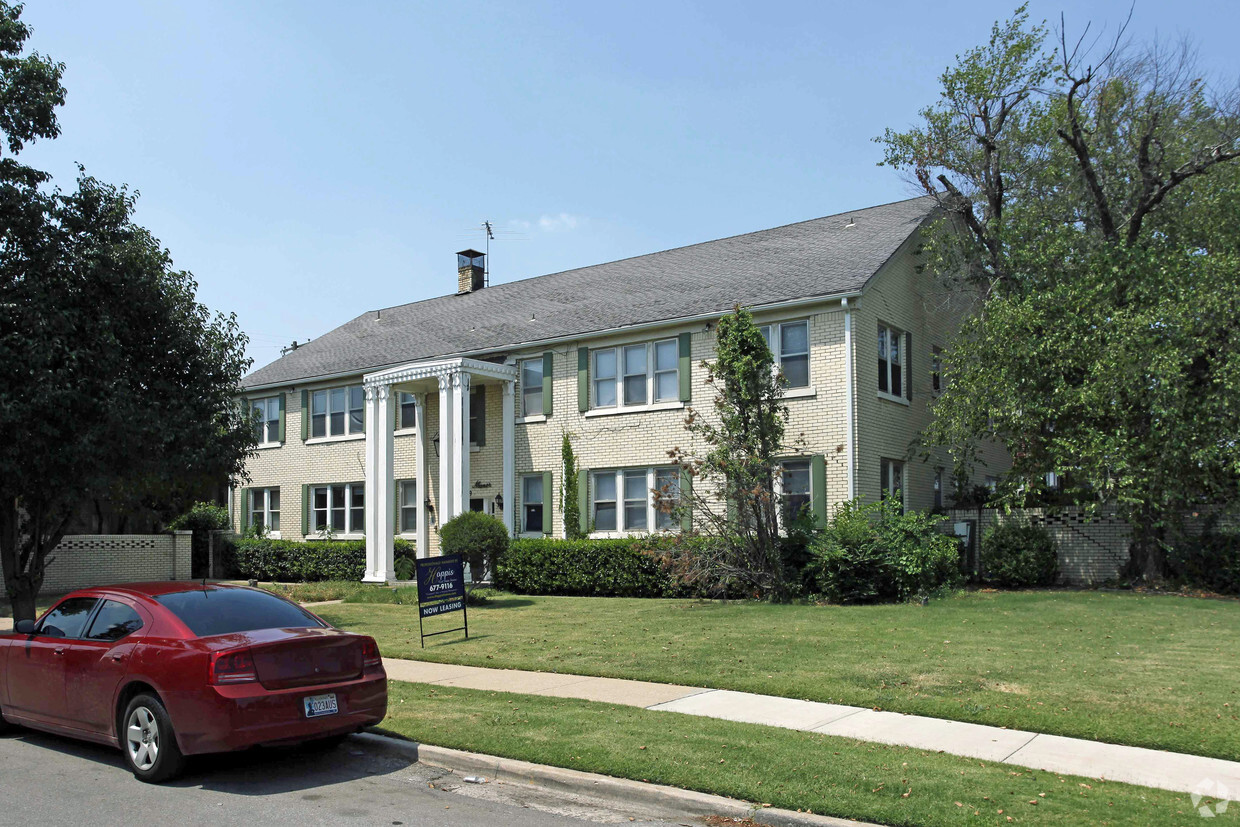 Building Photo - Colonial Manor Apartments