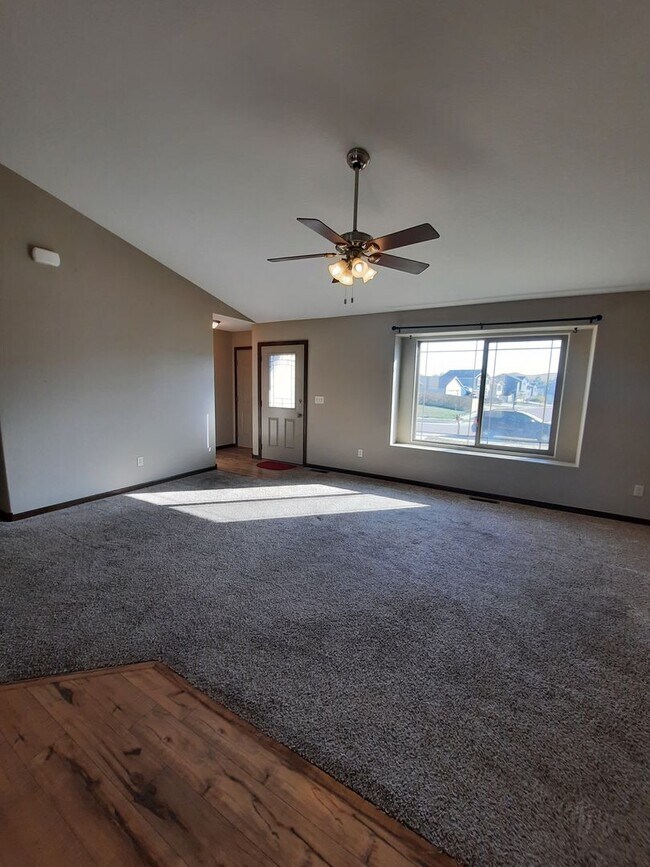 Foto del edificio - 4 BED | 3 BATH | DOUBLE GARAGE | MALL RIDGE
