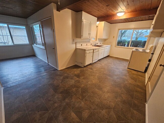 Building Photo - Spacious 4 Bedroom 2 Bath Home WITH BONUS ROOM for Rent!