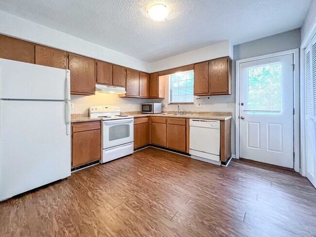 Foto del edificio - Conveniently Located 2-bedroom Townhome