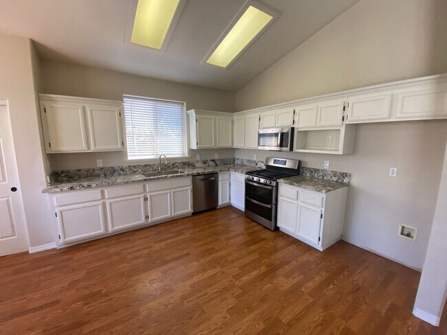 Building Photo - SE Visalia home Available Now!