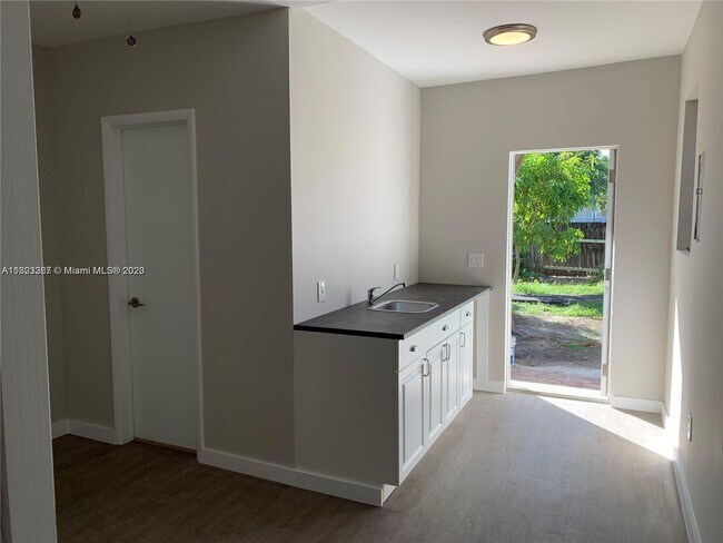 Foto del edificio - 2932 NW 16th Ave