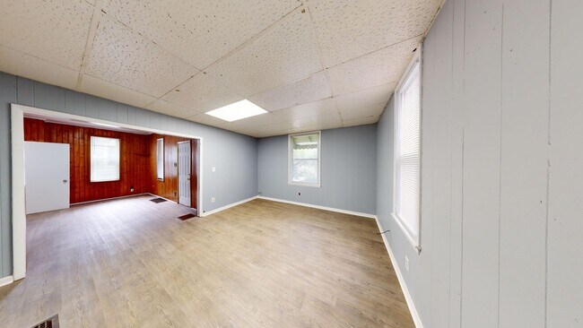 Building Photo - 3 Bedroom near the park- Freshly Updated