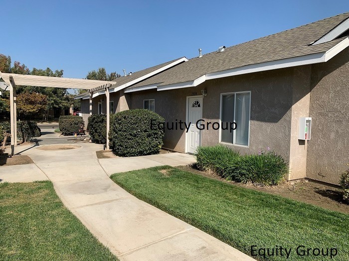 Primary Photo - 2339 W Sunnyside Ave