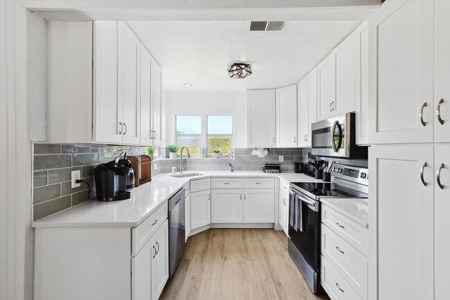 Building Photo - 711 Red Oak Ln