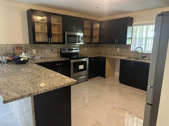 Foto del edificio - 5291 Rose Marie Ave N