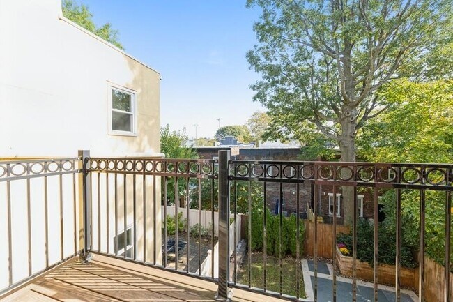 Building Photo - 160 Edgar St
