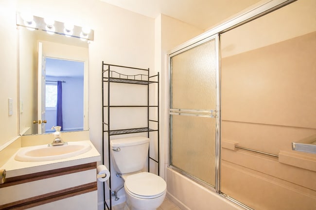 Building Photo - 10 Oak Ridge Dr