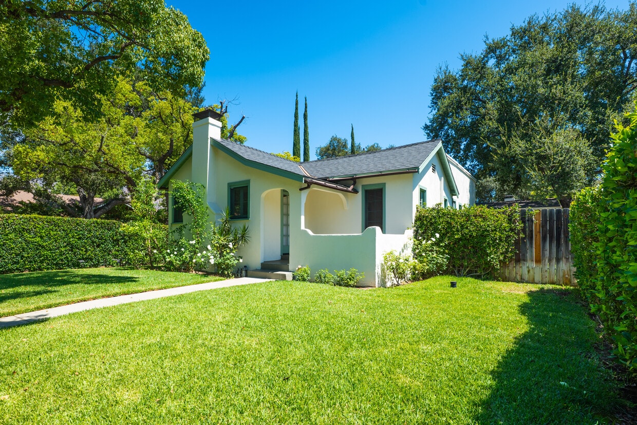Primary Photo - 1726 N Los Robles Ave
