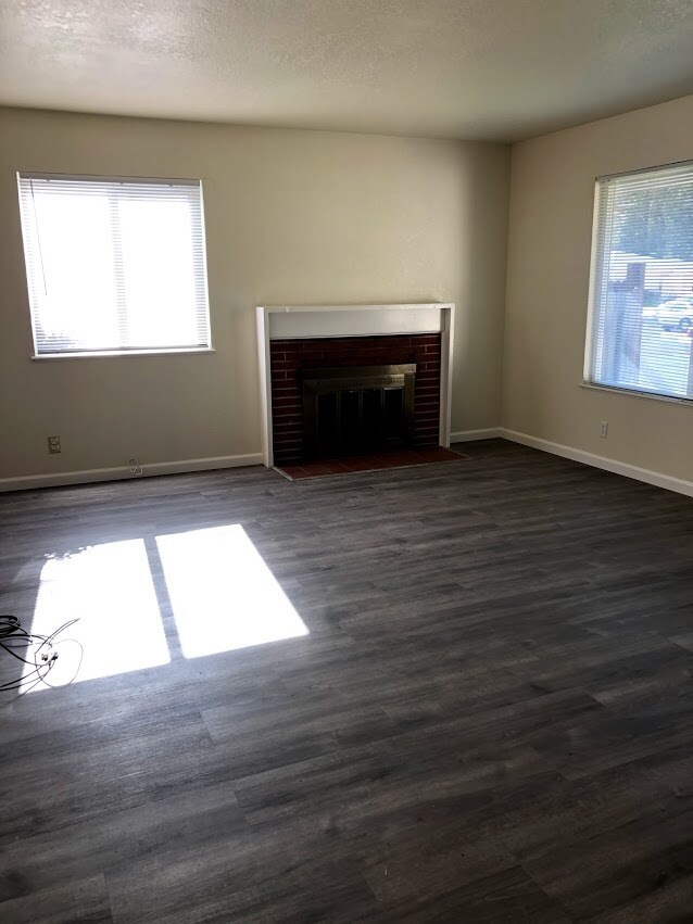 Living room - 40183 Blanchard St