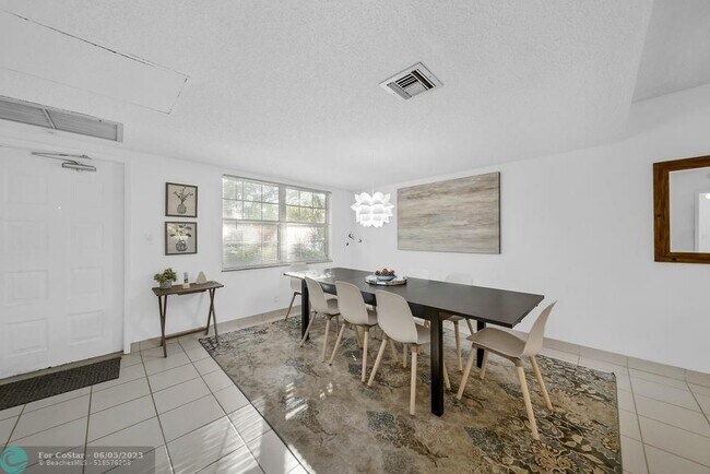 Building Photo - 4031 N Cypress Dr