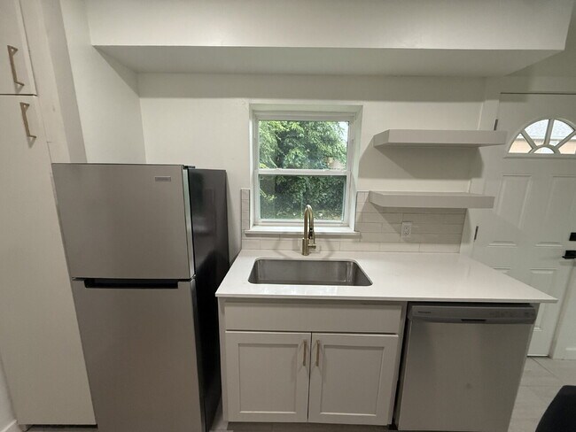 Foto del edificio - 1-Bedroom Apartment for Rent Near Midtown