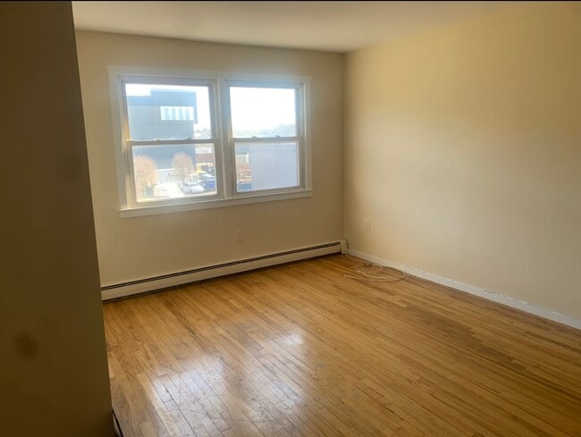 Building Photo - 324 Strawberry Hill Ave