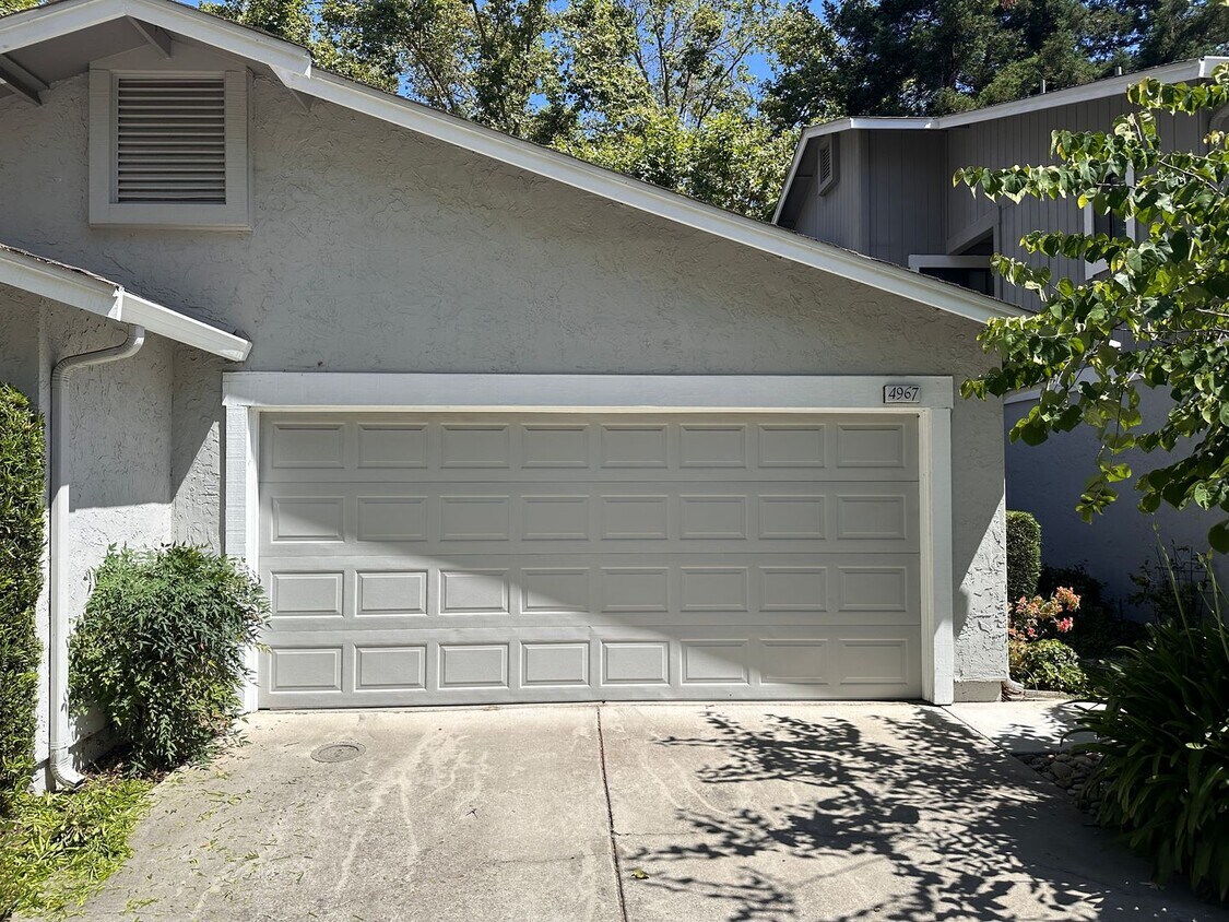 Foto principal - Clean 2 Bedroom 2.5 Bath Townhome in Park-...