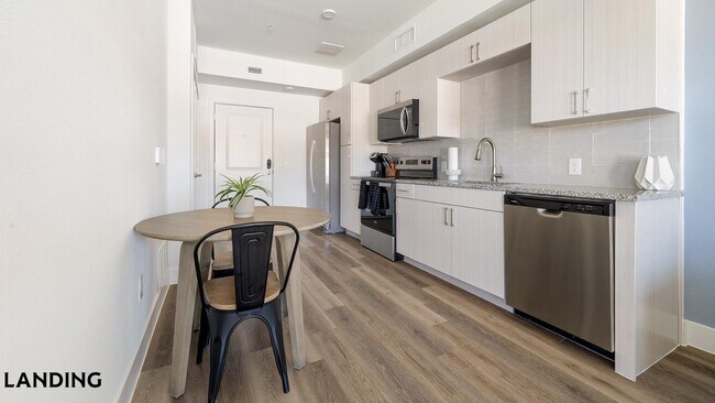Foto del edificio - 6525 Ed Bluestein Blvd