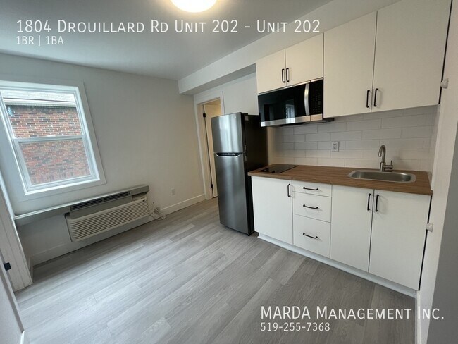 Photo du bâtiment - MODERN BACHELOR UNIT IN EAST WINDSOR! INCLUSIVE W/ FREE INTERNET!!