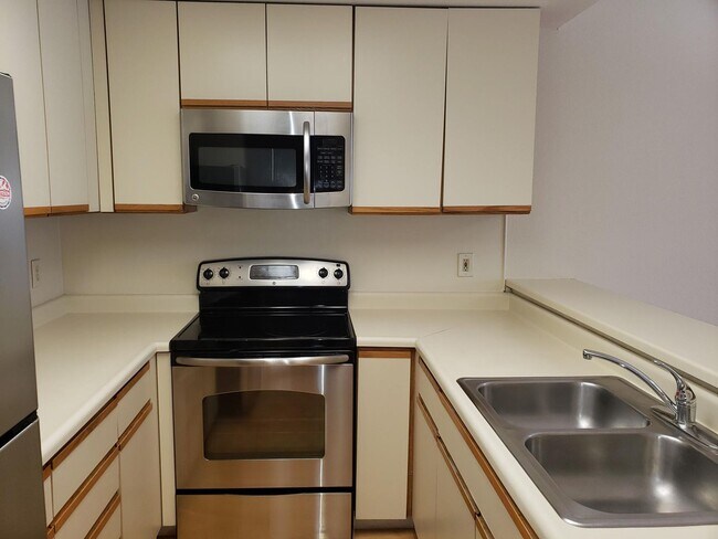 Foto del edificio - Superb Location for this Spacious Downtown...