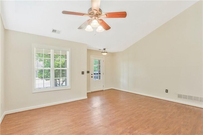 Building Photo - 328 White Oak Way