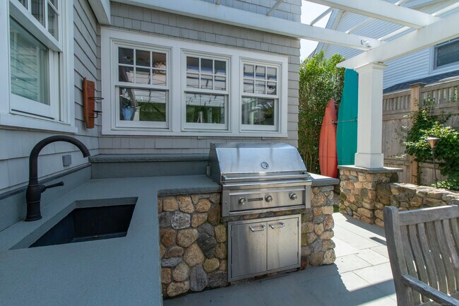 Building Photo - 34 Island View Ave