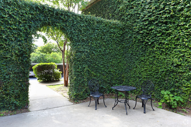 Patio - Towne Oaks II Apartments