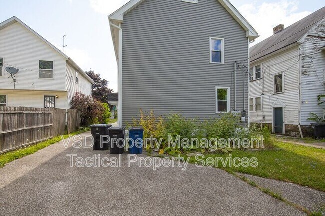 Building Photo - 3692 E 147th St