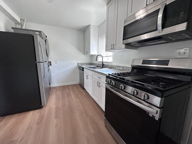 Foto del edificio - Newly Remodeled Two-Bedroom Condo! Rent Includes Water, Sewer, Trash, and Internet!