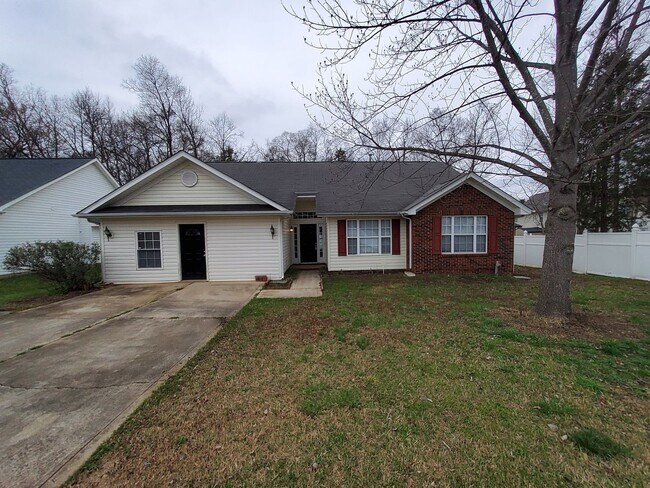 Building Photo - 3 BR 2 BA located in South Charlotte in St...