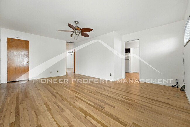 Building Photo - Beautiful Home with Washer/Dryer and Fence...